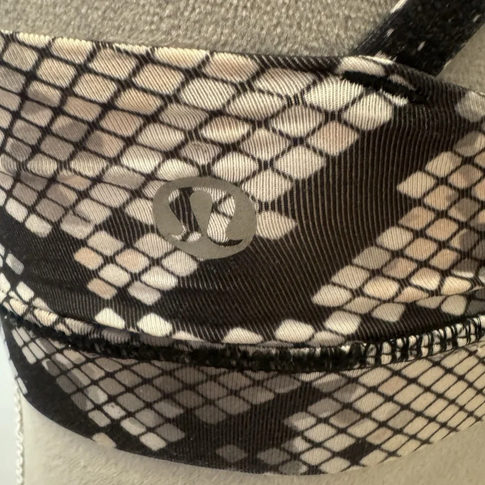 Lululemon Energy Bra Ziggy Snake Gray Black Print Strappy Back Size 4 With Pads